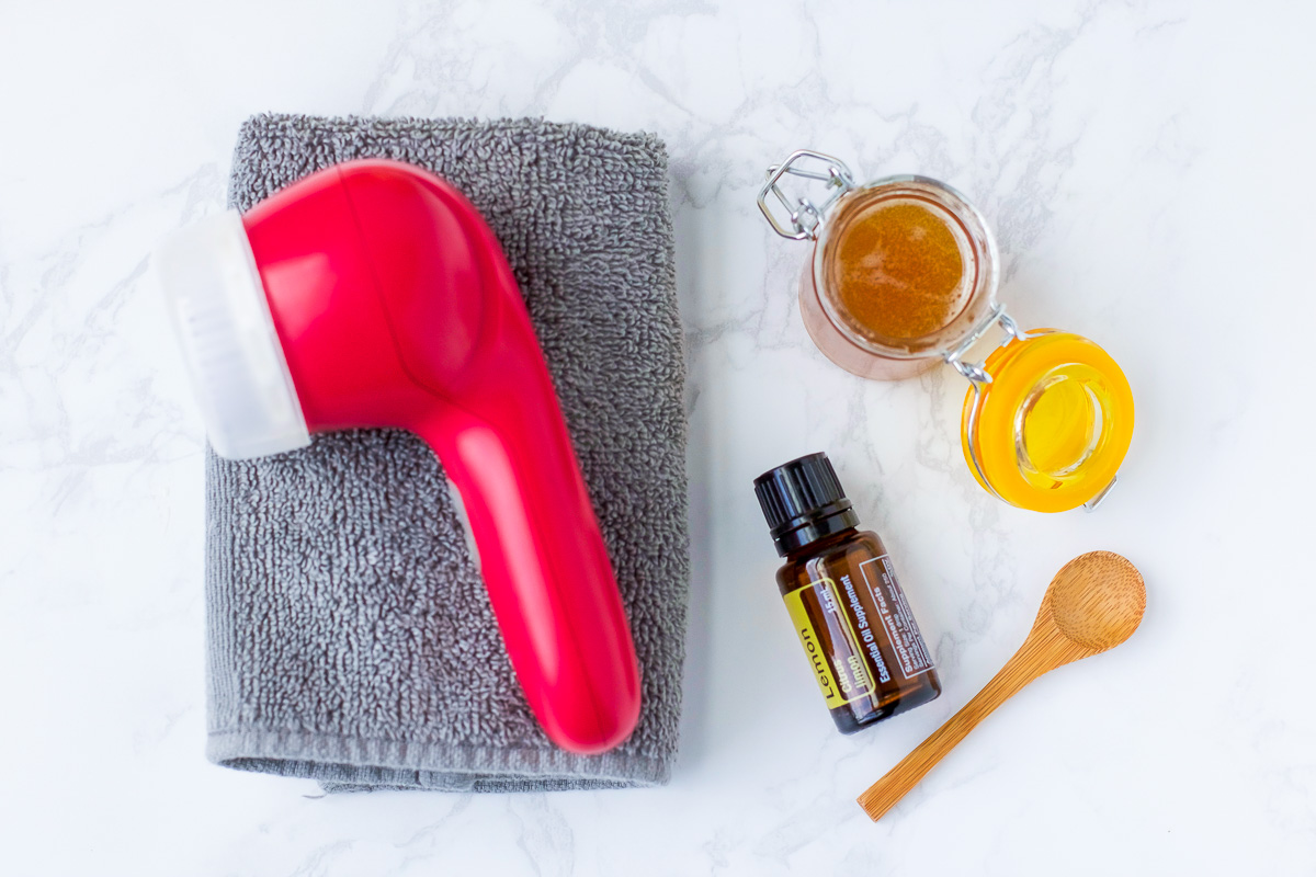 Homemade honey face wash combines antibacterial, anti-inflammatory and natural moisturizing power of honey with essential and nourishing oils.