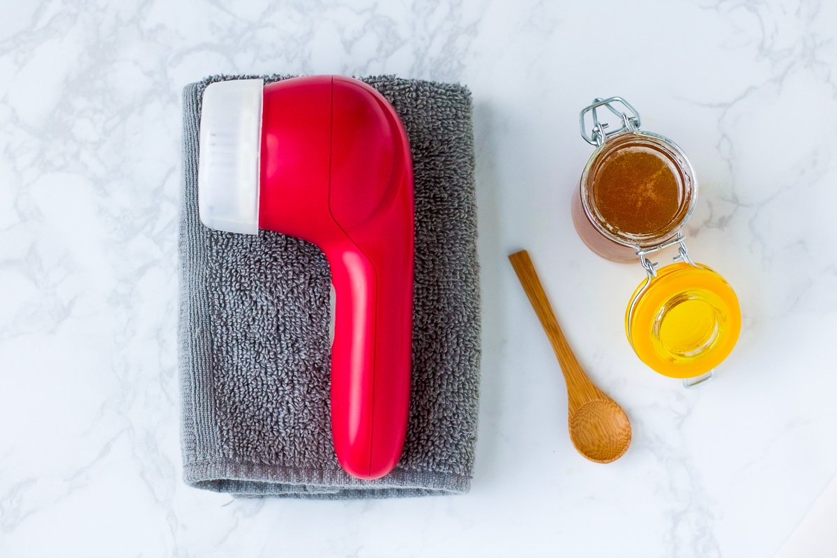 Homemade honey face wash combines antibacterial, anti-inflammatory and natural moisturizing power of honey with essential and nourishing oils.